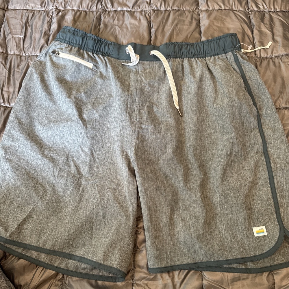 NWOT Vuori Lightweight Men's XL‎ Green Shorts Elastic Waist Drawstring Pockets